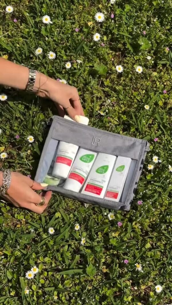 Coffret d’échantillons LR tenu en main sur l’herbe – kit découverte bien-être et beauté