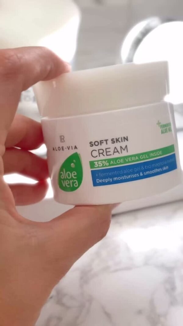 Crème LR Aloe Vera – soin hydratant dans un pot blanc tenu en main