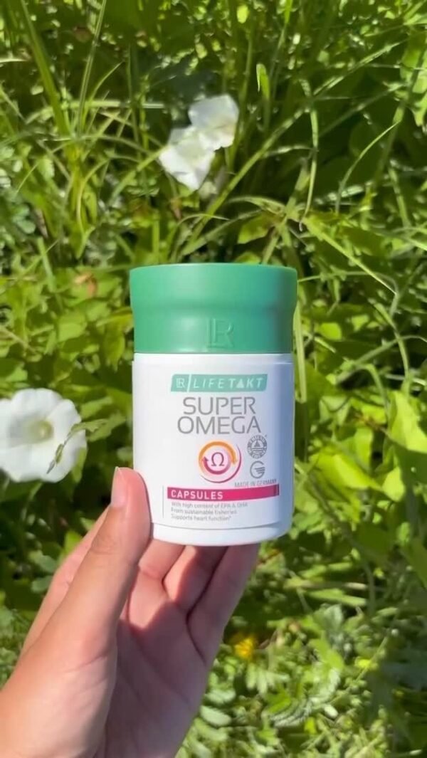 Complément LR Super Omega – capsules oméga-3 photographiées en pleine nature